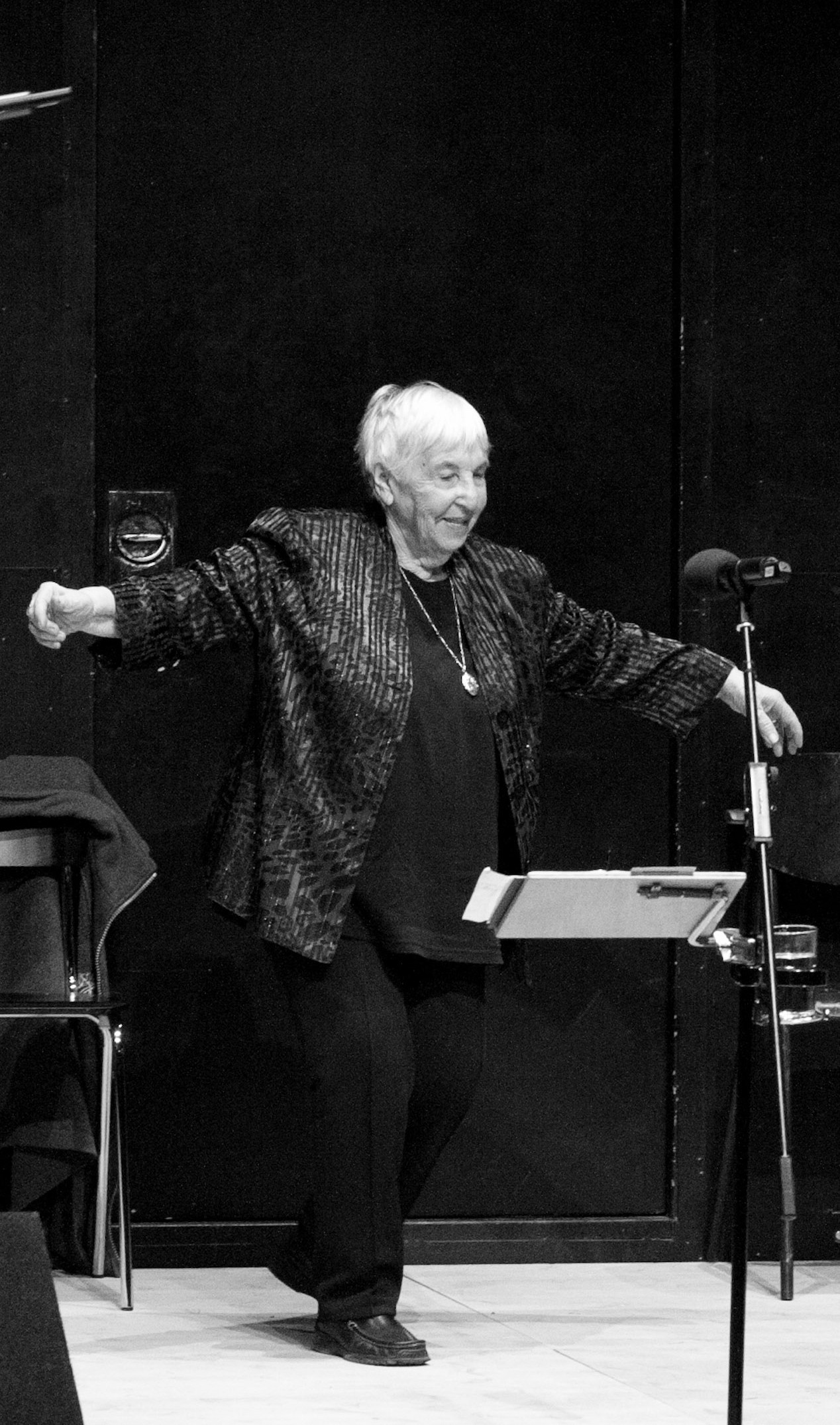 Esther Bejerano steht auf der Bühne und tanzt